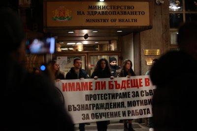 Млади лекари блокираха „Орлов мост“