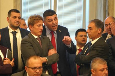 РЕЗИЛ: 9 от ПП-ДБ не са се подписали за оставката на Антон Славчев