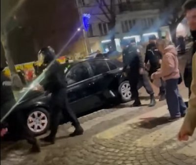 ОЧАКВАШЕ СЕ: Кръв по "Дондуков", жестоко меле между ченгета и протестиращи (ВИДЕО)