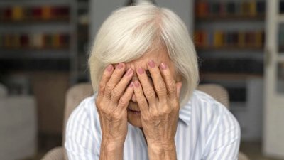 Син преби 74-годишната си майка, удрял я с дървена пръчка по лицето