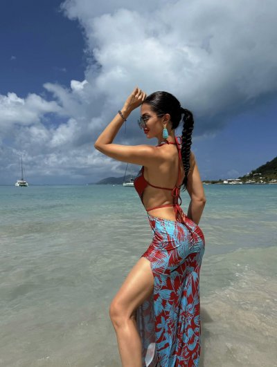 Райна пръска сексапил от Карибско море