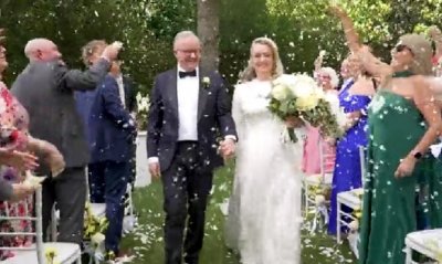 Австралийският премиер се ожени, кучето Тото носи халката на булката 