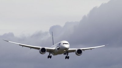 Полски пътнически самолет се отклони от пистата 