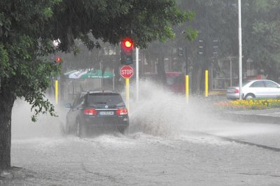 Времето днес – проливни дъждове в цяла България