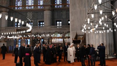 Смут в Истанбул: Папата се събу по чорапи, но не се помоли в Синята джамия 