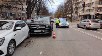 Шофьорка блъсна пешеходец на завой, после отнесе няколко коли в Русе