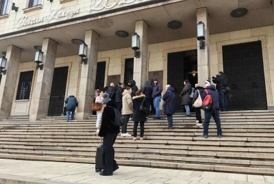 Опашки се извиха пред БНБ за стартовите пакети с евромонети