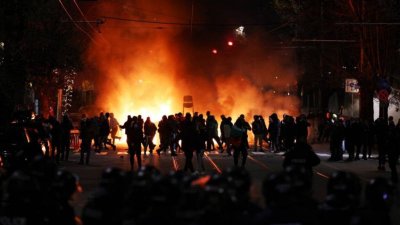 Кметът на Оборище: Полицаите просто гледаха вандалите как трошат наред 