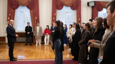 Радев към студенти от УНСС: Справянето с корупцията и олихархията е ключово за България 