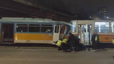 Трамваите в София се ударили заради обратен завон на кола