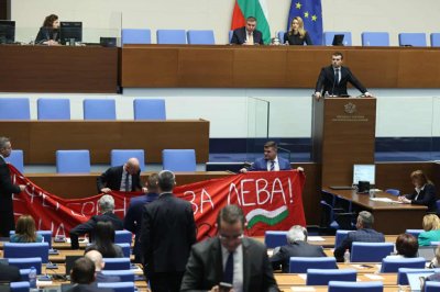 Край на драмата: Депутатите отхвърлиха референдума на Радев за еврото