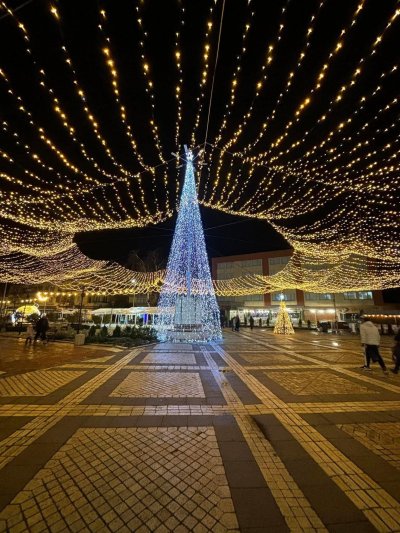 Хелоуин не може, но пък Коледата му е страст: Вижте как кметът на Елин Пелин украси града (ВИДЕО)