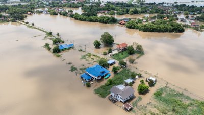 Броят на жертвите от наводненията в Индонезия надхвърли 700