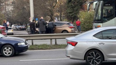 Тапа на „Цариградско“ в София: Автомобил катастрофира в стълб 