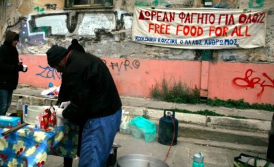 Гърците яко го закъсаха: Спряха заведенията, пазаруват втора употреба