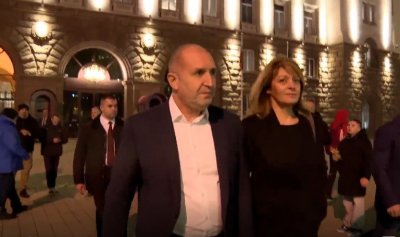 Радев и Деси тръгнаха пеша от президентството под аплаузи на "случайни граждани" (снимки, видео)