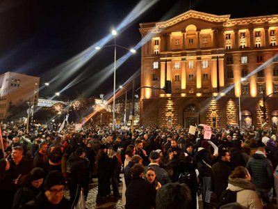 Протестиращите тръгват към централата на ДПС