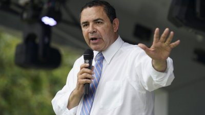 Тръмп помилва обвинен в подкуп конгресмен и съпругата му