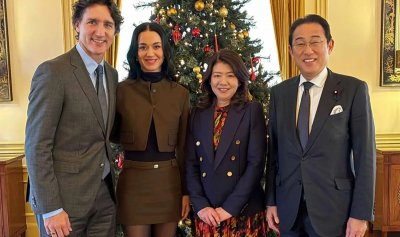 Трюдо представи Кейти Пери като негова партньорка на бившия японски премиер