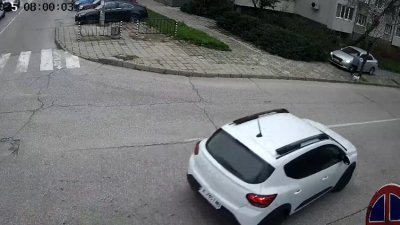 Шофьор подкара по тротоар с пешеходци в Хасково