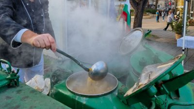 Раздават 14 000 порции за Никулден в Бургас