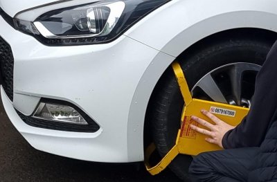 Шофьор свали сам скоба от колата си и си тръгна, полицията прави проверка