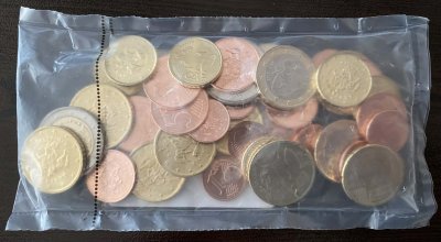 Битката за еврото на 1 декември - тука има, тука нема български евромонети (ФОТО)