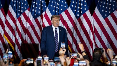 Тръмп на коледната си картичка: Татко си е вкъщи 