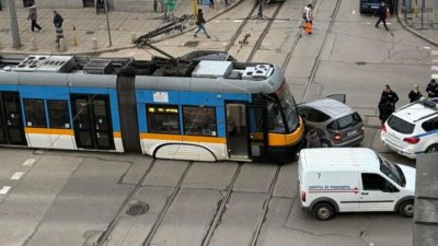 Трамвай блъсна кола пред Централните хали в София