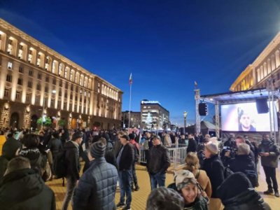 Протест срещу Бюджет 2026, демонстранти се събраха в "Триъгълника на властта"