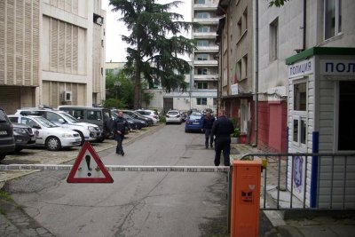 ПОСРЕД БЯЛ ДЕН: Полицаи спасиха адвокатка от нападение в Дупница