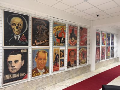 Фокус-мокус: Драгомир Драганов подреди изложба с циркови плакати (СНИМКИ)