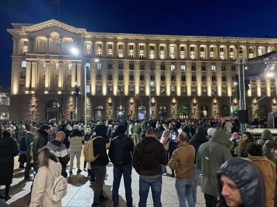 Протест срещу Бюджет 2026, демонстранти се събраха в "Триъгълника на властта"