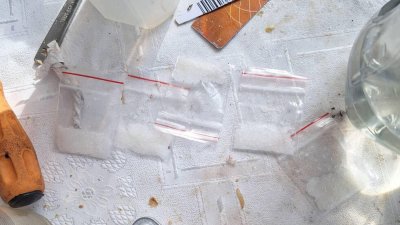 Откриха опасни химикали и наркотици в дома на бандит в Бургас (СНИМКИ)