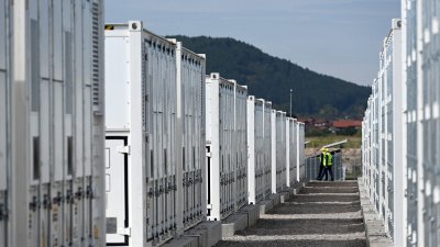 Бивши министри в ударен бизнес с батерии за ток