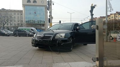 Кола „паркира“ до подлеза на Президентството, шофьорът е откаран с линейка