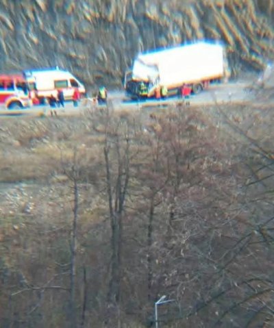 Кърваво меле между бус и камион в Габрово, шофьор е загинал (СНИМКИ)