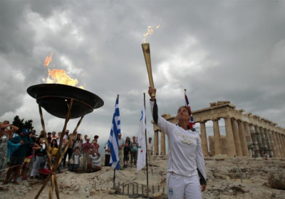 Предадоха олимпийския огън на организаторите на церемония в Атина