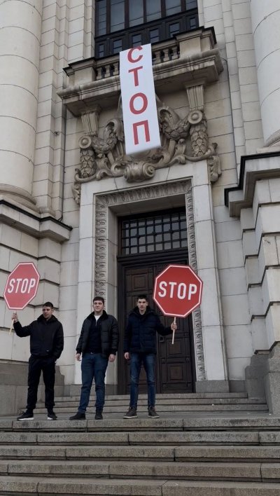 Окупират Алма матер? (СНИМКИ)