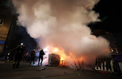 Арест за четиримата хулигани, мятали бомбички и бутилки по полицаите пред МС