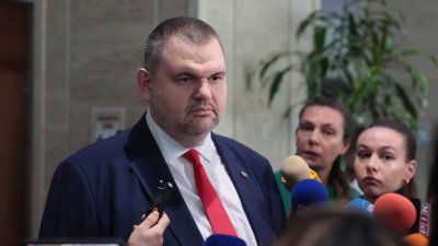 Пеевски за ПП-ДБ: Те се завираха в кабинета ми 