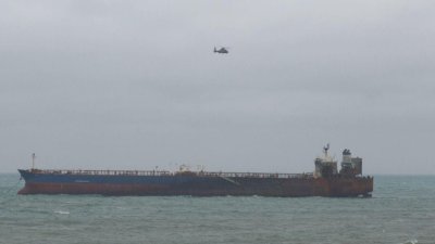 Изтеглянето на танкера край Ахтопол се отлага