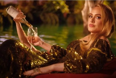 Адел се оказа пиянка от тежка категория