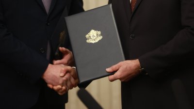 Оставката е само началото. Какво следва?