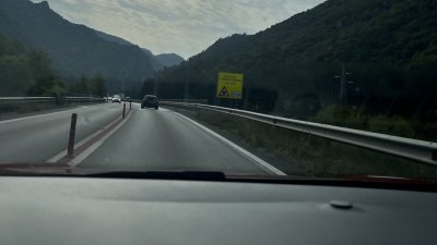 Над двадесет автомобила са спукали гуми на път Враца