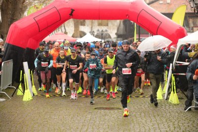 РЪБЕСЕН В: Маратонец бяга назад 21 километра