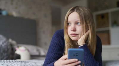 Австралия забрани социалните мрежи за тийнейджъри под 16 