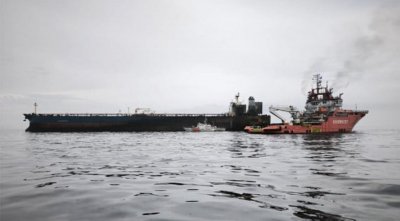 Хеликоптер занесе храна на моряците в затъналия танкер