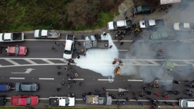 Блокади, пожари, и мляко по пътя: Недоволството на гръцките фермери не стихва