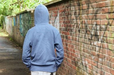 Пребиха момче на спирка в Костинброд